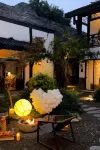 Emei Mountain and Courtyard. Jingzhu Shiguang Hot Spring Hotel - Bjergudsigt