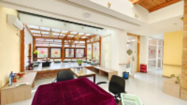 Yingyuetan Hotspring Hotel