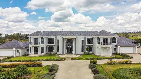 Villa Tasha Luxury Suites, Lanseria Отели в г. Sterkfontein DMA