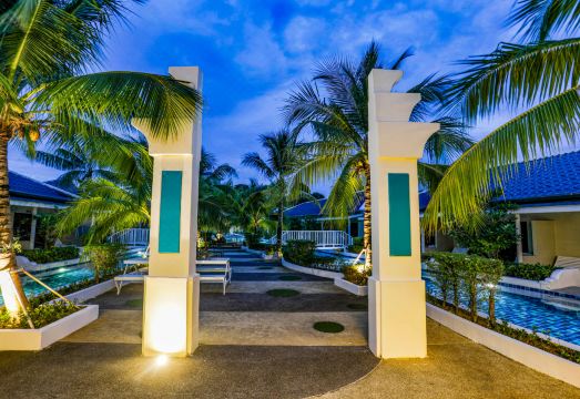 Tuana Hotels Brook Pool Access