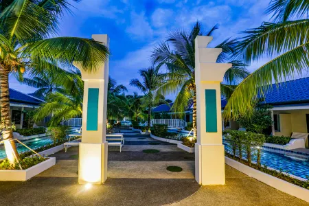 Tuana Hotels Brook Pool Access Отели рядом с достопримечательностью «Aussie Divers Phuket»