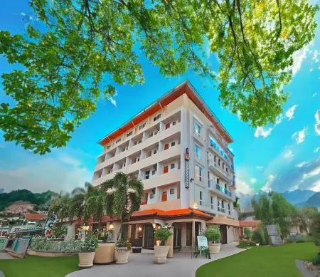 SCN City Hotel Rayong Отели рядом с достопримечательностью «Wat Chak Mak»