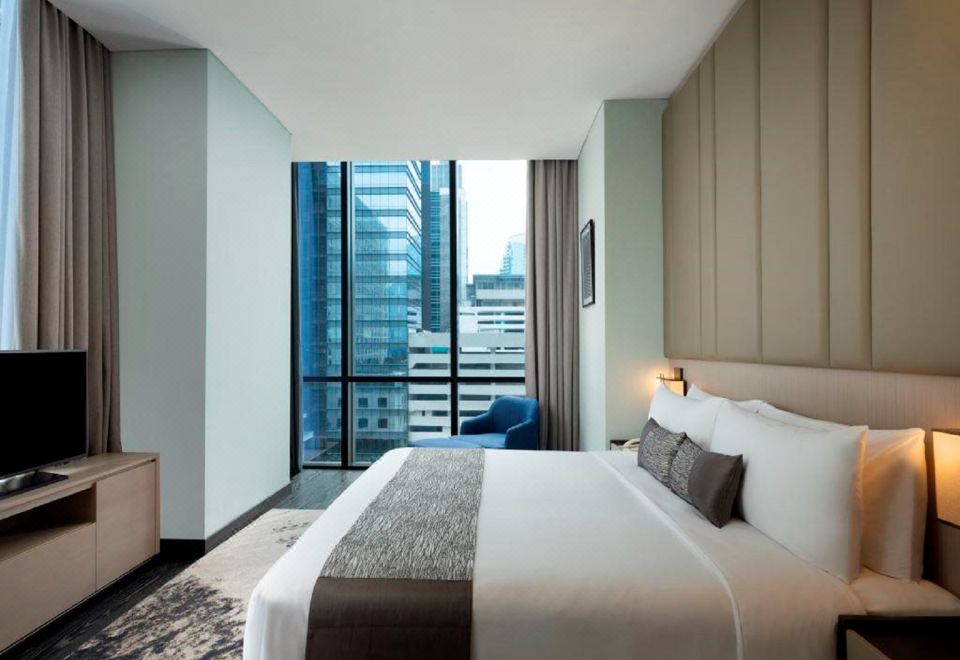 맹쿨루후르 레지던스의 넓은 야외 수영장