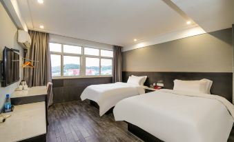 Yichun Wanyun Holiday Hotel (Yichun Mingyue Mountain Airport Branch)