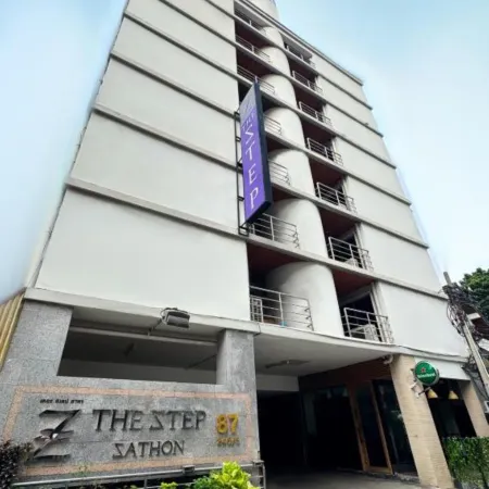 Collection O The Step Sathorn Отели рядом с достопримечательностью «Станция метро Surasak»