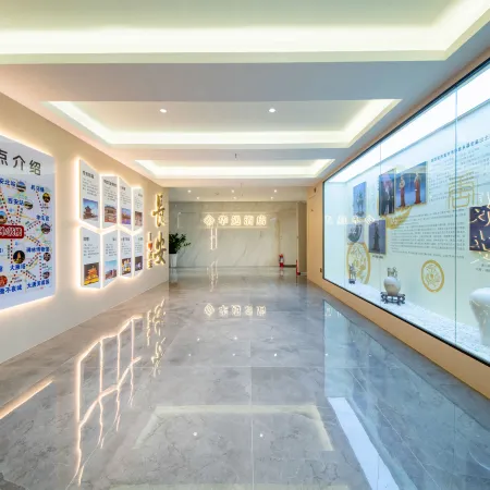 Huayu Hotel (Huimin Street Branch of Xi'an Zhonglou Subway Station)