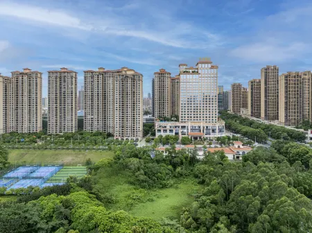 Hua He International Hotel Отели рядом со станцией Zhanjiang Railway Station