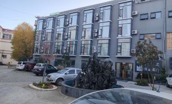 Xiangyuan Hotel (Shangri-La Bus Station)