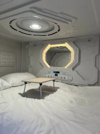 Astra Hostel Отели рядом с достопримечательностью «Церковь Святого Аудоена»