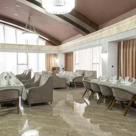 Mir Luxe Plaza Отели рядом с достопримечательностью «Свято-Успенский Кафедральный Собор»