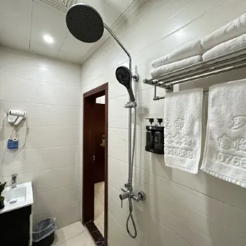 City Premium Hotel (Luoding Bus Station) Отели рядом с достопримечательностью «Luoding Jiangbin Park»