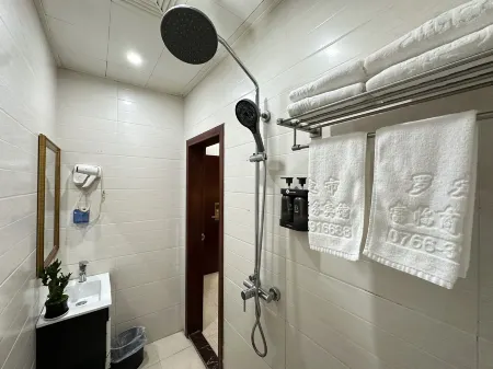 City Premium Hotel (Luoding Bus Station) Отели рядом с достопримечательностью «Fucheng Park»