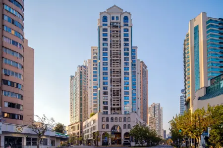 Weiting Qingju Hotel (Shanghai Jing'an Temple Natural History Museum ) Отели рядом с достопримечательностью «The Great Affection of Liuhuizhi Toward the Book Collecting Tower»