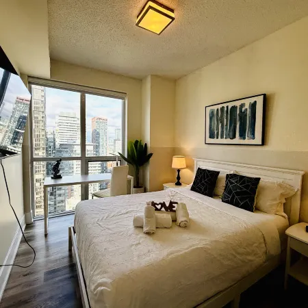 DT CN tower 3BR2BA Lake View king bed/ parking