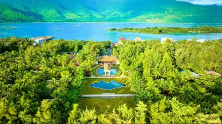 Lang Co Beach Resort Отели в г. Phu Loc