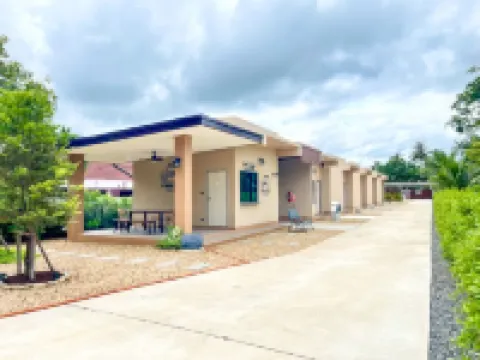 เจเจโฮมรีสอร์ท โรงแรมในอำเภอ พุนพิน