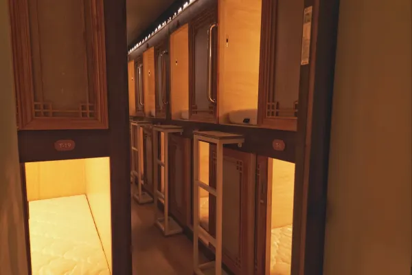 膠囊旅館, 82 膠囊酒店