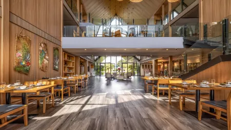 Huayu Hot Spring Homestay Отели в г. Инцзян