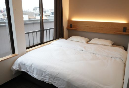 Guesthouse Sign의 모던하고 깔끔한 공용 라운지 공간