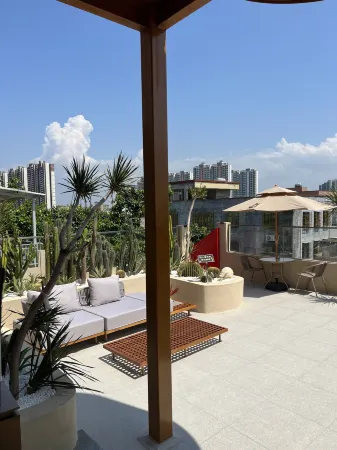 Moran Hotel (Haikou Wuyuan River Stadium International Convention and Exhibition Center) Отели рядом с достопримечательностью «Jinshawan Coastal Park»