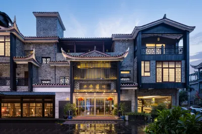 FengHuang Shan Shui Lian Xin Hotel Отели рядом с достопримечательностью «City Building, Восточный ворота Чжэньси»