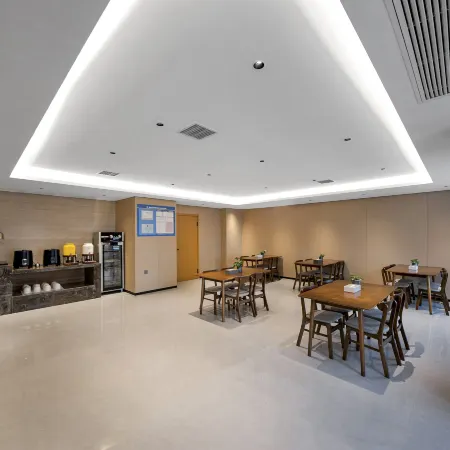 QIANNA HOTEL GLORIOUS (Zhoukou Chuanhui District High-speed Railway East Station Branch)