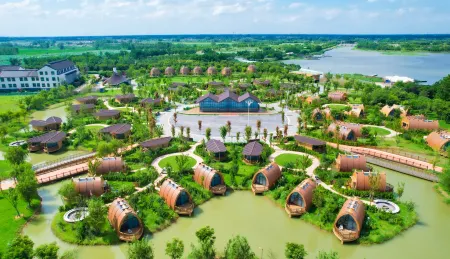 Bai Ma Lake Wetland Hotel Отели в г. Цзиньху