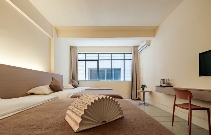 Baiyi Audio-Visual Hotel (Guilin High-Speed Railway North Station)
