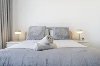 CBD Luxury| 1BR Harbour Views & Premier Facilities Hotels in Barangaroo