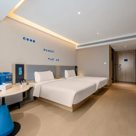 Home Inn (Linjiang Jiangxin Island Yalu River Branch)