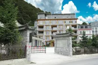 Deqin Yujian Meili Yangqia Chinese Inn Homestay Hotels near Meili Snow Mountain National Park - Sunrise on the Golden Mountain