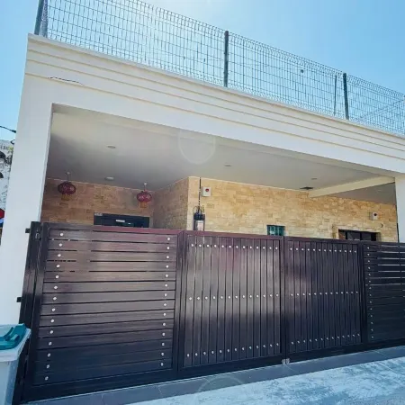 Spacious Home in Central Melaka for Families 10 pax, Chill & Relax at Extra Wide Balcony, COMFY HILL