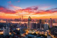 Radisson RED Wuhan Jianghan Road Pedestrian Street Riverside Отели в г. 