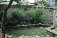 Weishan Fengchuan Tower Hot Springs Chinese Inn