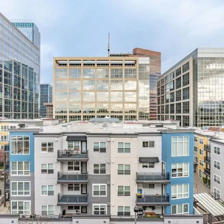 1BR+Den | Gym, Lounge | Bellevue | Sophari C
