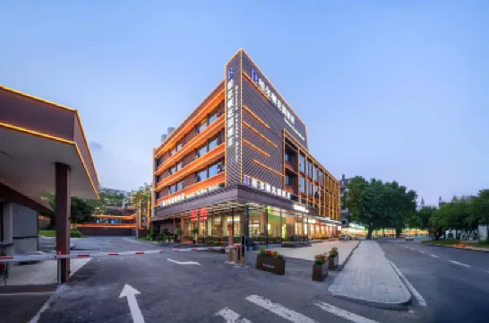 Bolton Garden Hotel (Zhuhai Lovers Middle Road Sun Moon Shell Grand Theatre) โรงแรมใกล้จูไห่ประมง