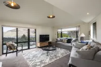 QT Paradise: Panoramic Views & Elegant Comfort Hotel a 