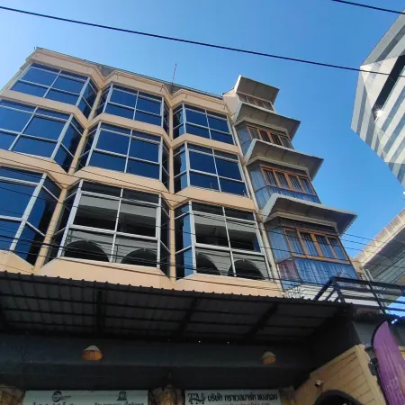 Pratunam Family House Отели рядом с достопримечательностью «Башня Баййок»