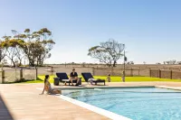 Monarto Safari Resort - piscina