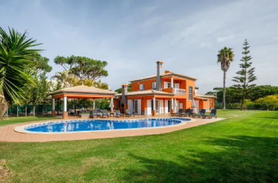 5 Bedroom Private Villa Tenazinha III, pool, garden, BBQ Hotel a 