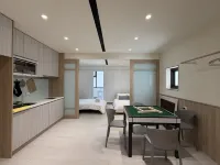 Phoenix Landing: A guesthouse with elevator access, accommodating 4-70 guests. - 애견동반