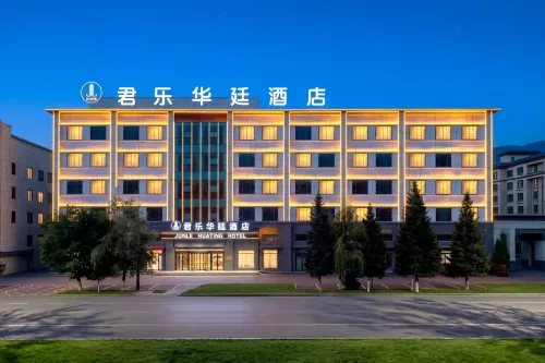 Zhaosu Junle Huating Hotel - 주차장