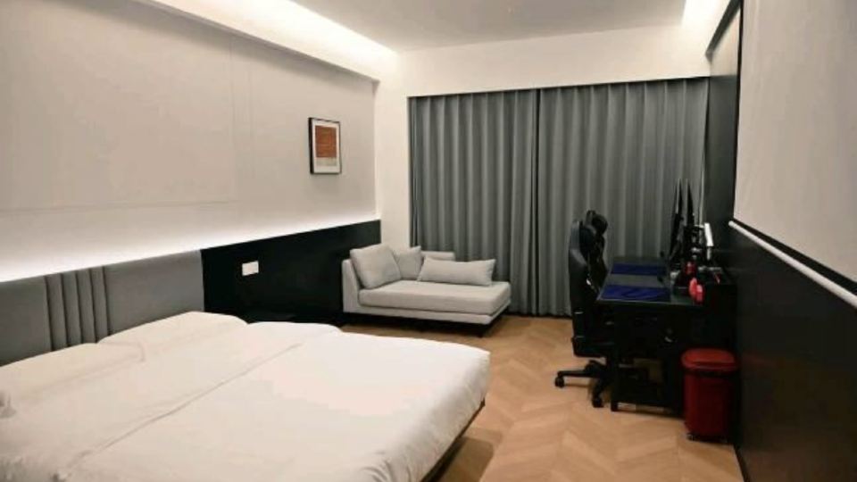 No. 7 E-Sports Hotel