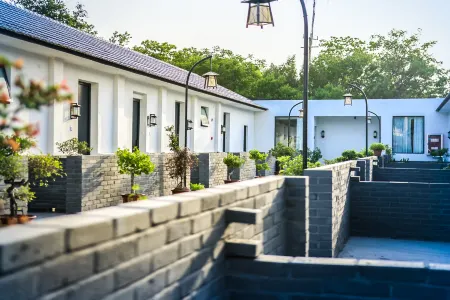 Lianyungang West Tourist Resort · Ask Homestay (Huaguoshan Branch) Отели рядом с достопримечательностью «Donggang College of Huaihai Institute of Technology»