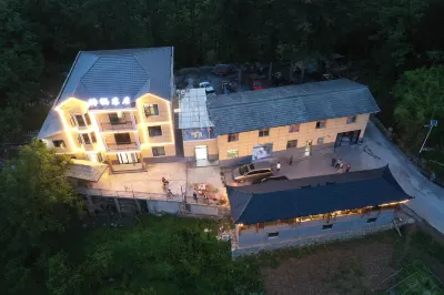 Shuaiguo Farm Hotels in Shennongjia Hongping Airport
