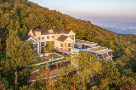 Mid-Levels Range Rover Hotel