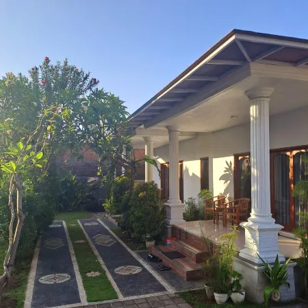 Srinadi Guest House Lovina Отели рядом с достопримечательностью «GKII BUKIT KALVARI BANYUSERI»