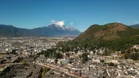 Ruyi Meiju Hotel (The Old Town of Lijiang Dashuiche Store) - con vistas a la montaña