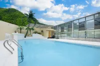 On this side of the mountain · Axin's home Eric designed swimming pool vacation - Villas