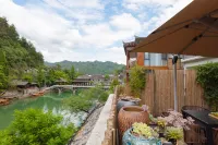 Phoenix Reed Crossing Courtyard Riverview Homestay (Fenghuang Ancient Town Tuojiang Branch) - بار